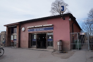Karlbergs station, stationshuset