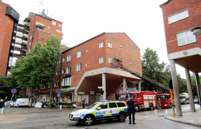 Brandkår och polis vid Pilotgatan och Pilottorget i Skarpnäck